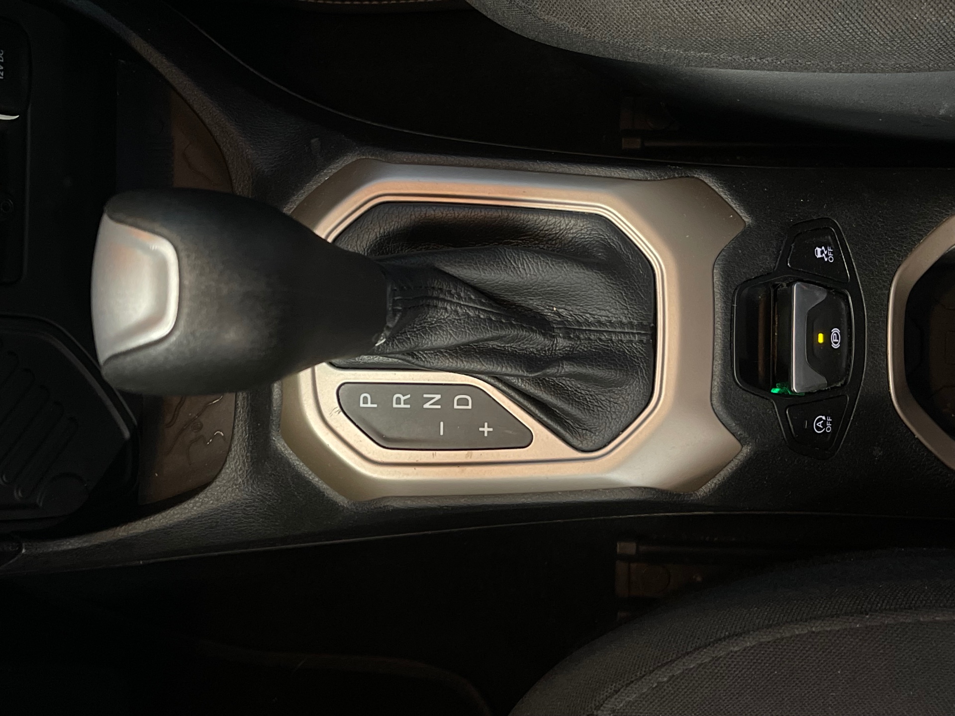 Foto 7 de Jeep Renegade LNGTD AT 2017