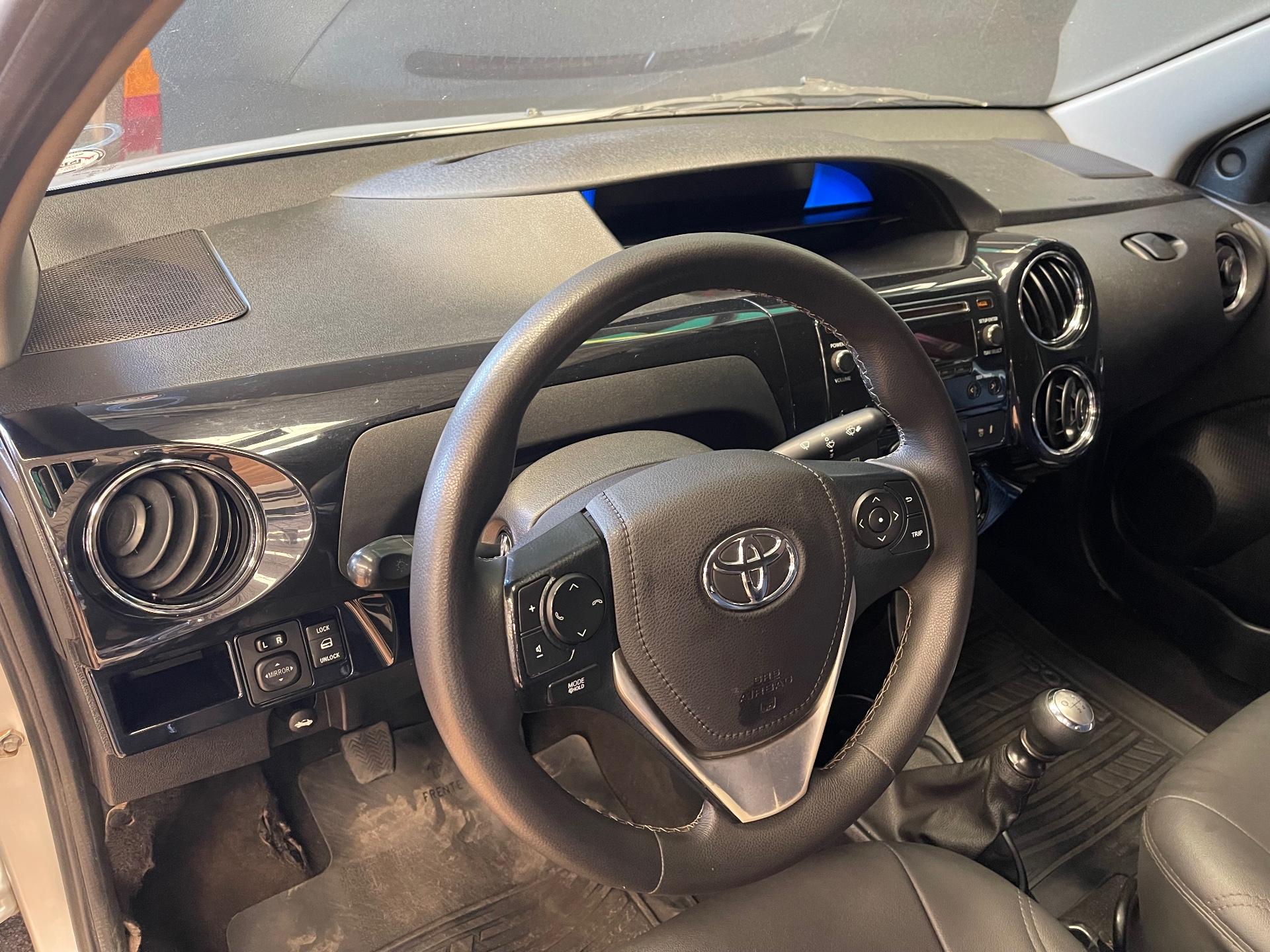 Foto 8 de Toyota Etios SD XS 15 MT 2017